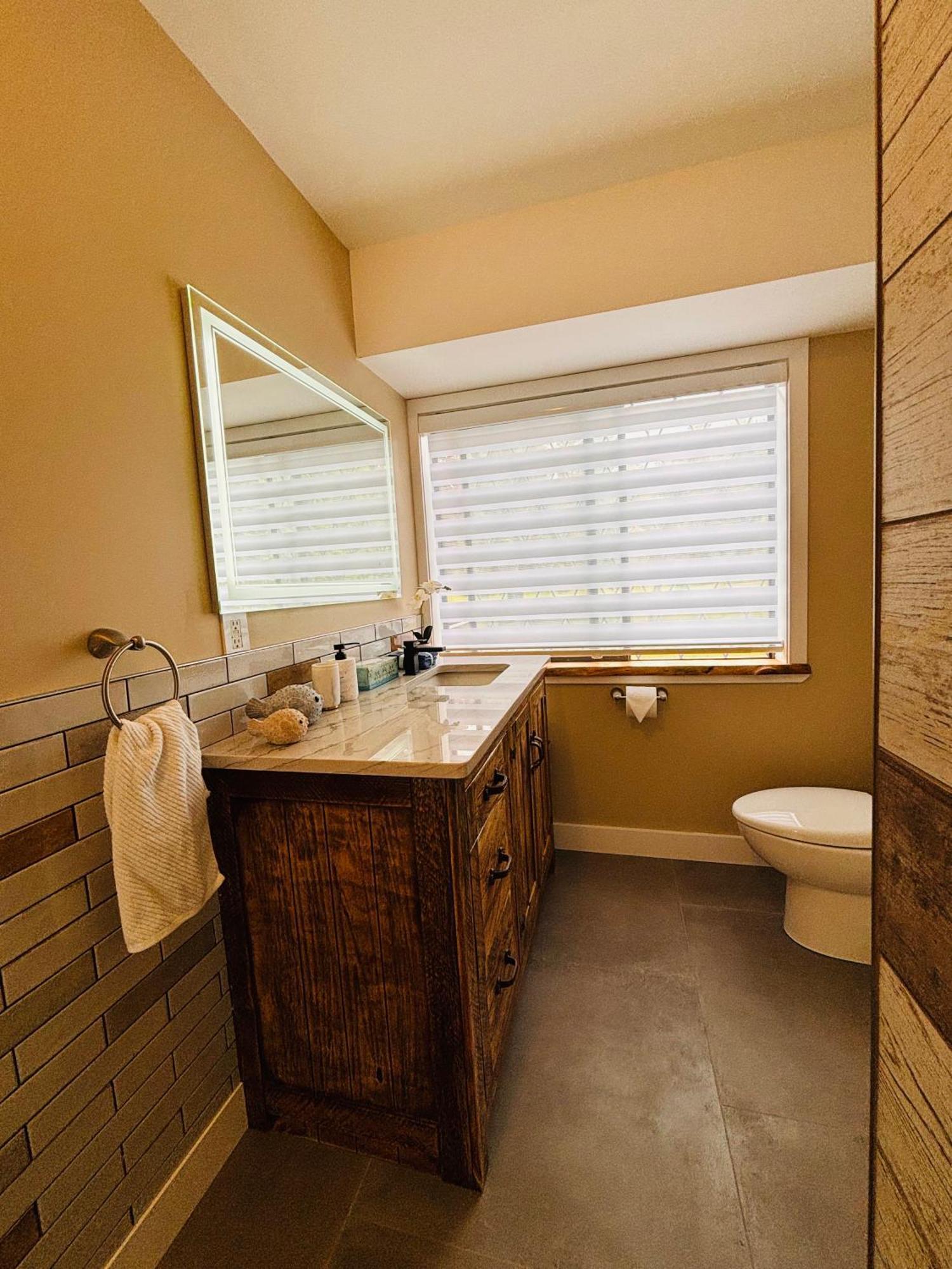 Oceanside Manor - Fancy Room - Golf Course & Beach View Qualicum Beach Exterior photo